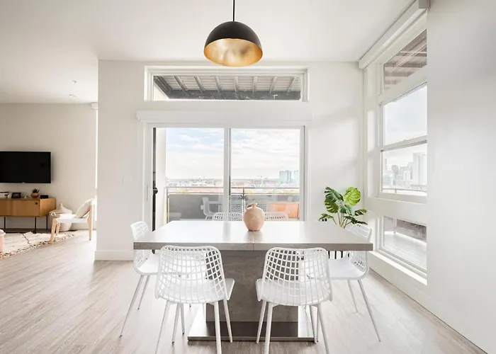 Skyline Loft - Sweeping Views - Central Lohi
